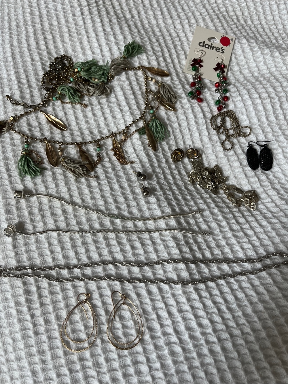 Costume Jewelry Lot. Necklaces and earrings.